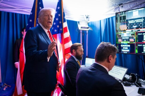 Trump Officials Are Keeping Ties to His Social Media Company