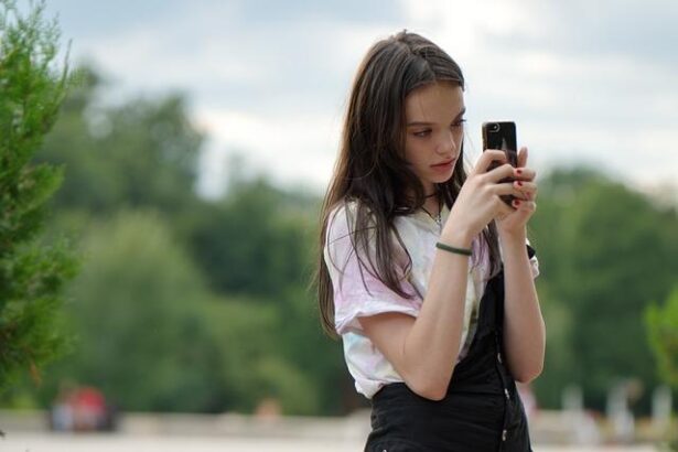 Trump exempts smartphones and computers from new tariffs – BBC