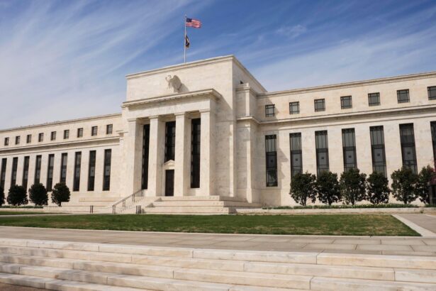 Navigating the Tightrope: How the Fed Balances Rate Cuts, Labor Market Stability, and Inflation Fears