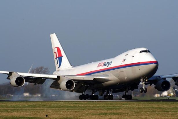 Trump Shows Off His New $400 Million Jumbo Jet He Solicited From The Qatari Royal Family